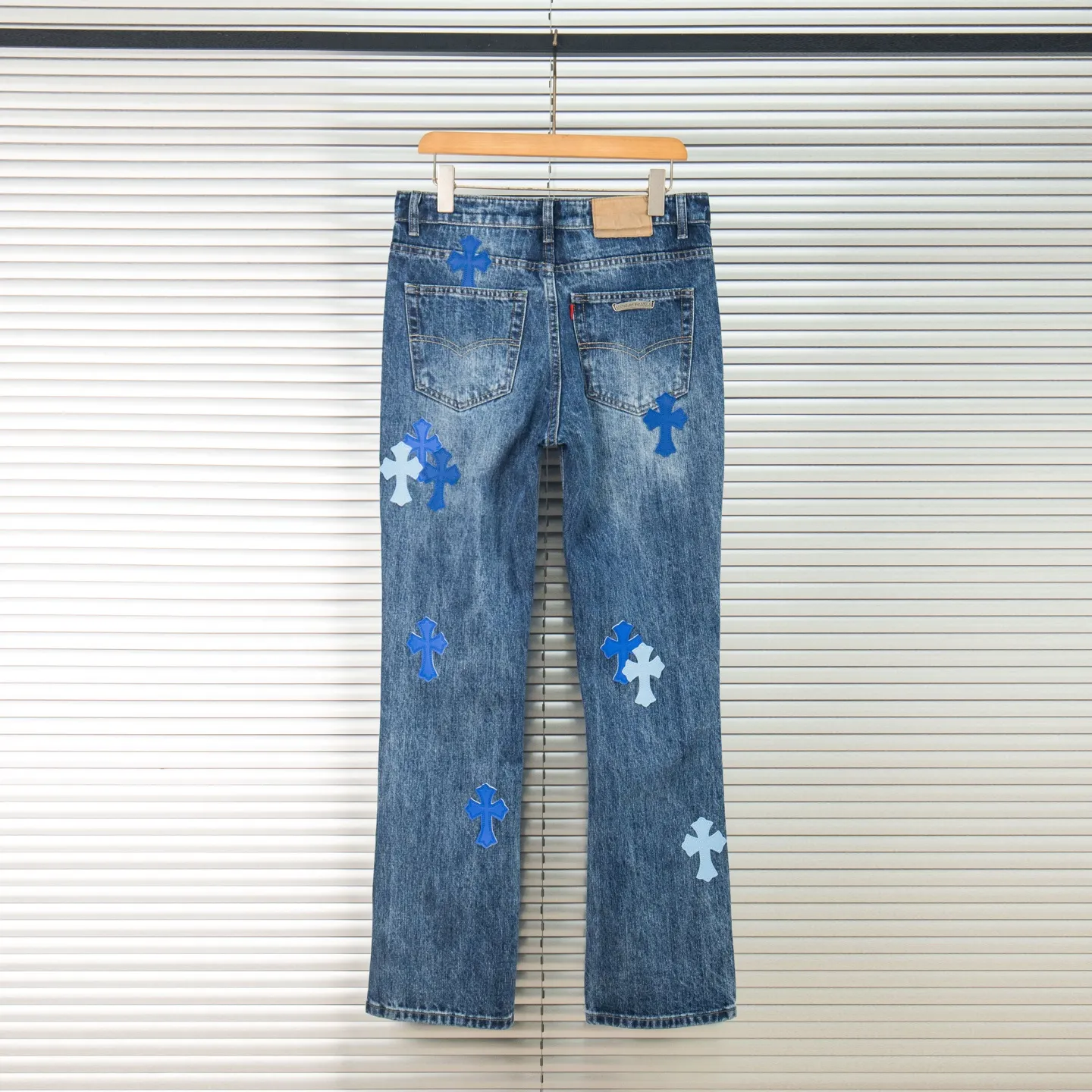 P260 Chrome Hearts Miami-limited blue pants, blue leather cross couple jeans, hot trend this season, sought after by countless celebrities and fashionistas. The neat details of the cutting process add color to the playful fashion! The neat and meticulous design, and the well-fitting structure is unique. The upper body not only has outstanding recognition, but also looks younger and younger. A style with the ultimate wearing meaning and performance, gorgeous color matching, and the craftsmanship of this style is also extremely extraordinary. After the finished product is washed, it is disassembled and hand-made with sheepskin cross leather and then spliced ​​together to complete. The whole piece has too many craftsmanship to describe. It is decorated with patchwork cross flowers and high-waisted washed jeans! ! Absolutely high-end luxury product, a god-level single product, a super popular product, made by top heavy industry, a magic weapon that cannot be missed to hit the streets. Style number: 1832 Size: 28 30 32 34 36 Color: blue